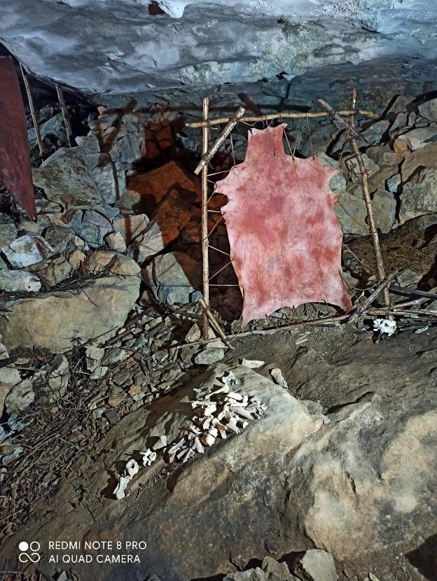 Atacan la réplica de la cueva de El Salitre en Miera y destrozan parte de la exposición