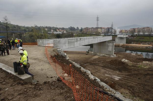 La pasarela sobre el río inicia la cuenta atrás