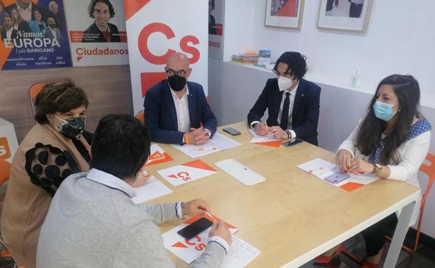 Los pactos de gobierno de Ciudadanos en San Vicente, Marina y Castro «gozan de buena salud»