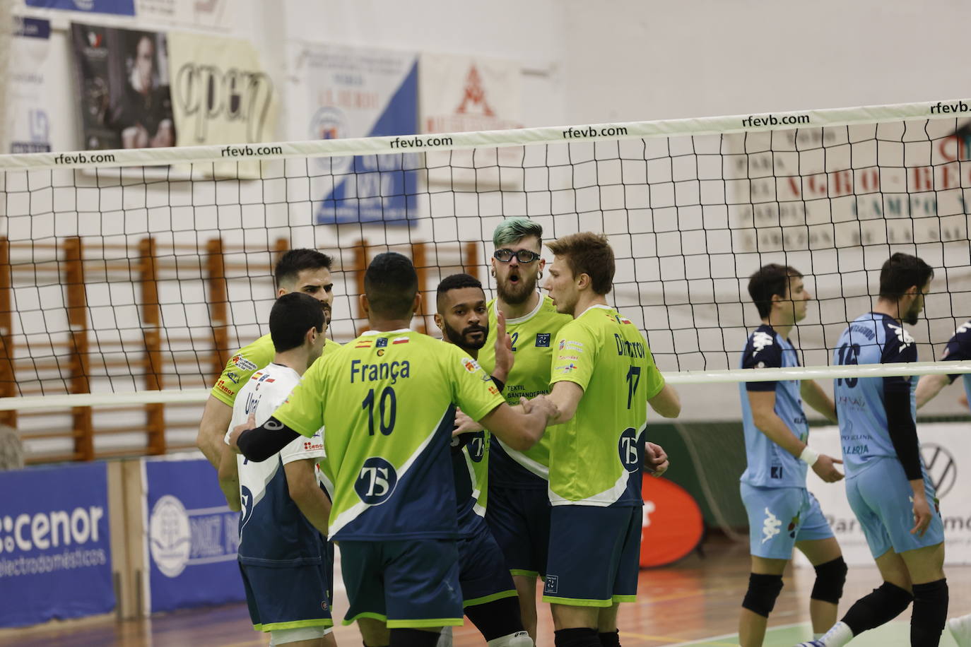 Imágenes del partido Textil Santanderina-Ushuaia Voley