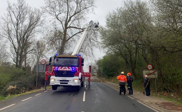 Una rama a punto de caer corta la N-634 entre la rotonda de la autovía y Sarón