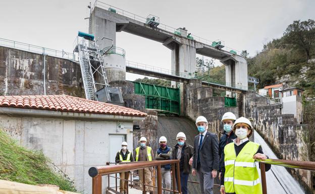 El ascensor del Nansa ha permitido ya el paso de 126 salmones y 656 truchas