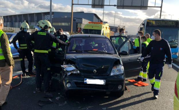 Dos heridos tras una colisión múltiple en la entrada a Santander por la avenida Parayas
