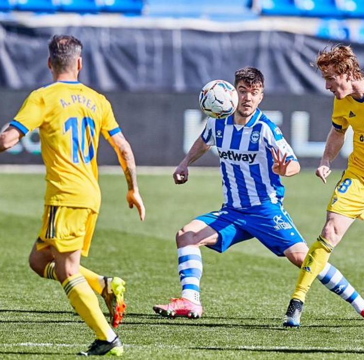 Vídeo: Alavés y Cádiz empatan a errores con sendos goles de penalti