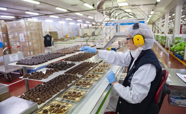 La fábrica de La Penilla no da abasto a producir Nestlé Jungly tras su retorno en enero