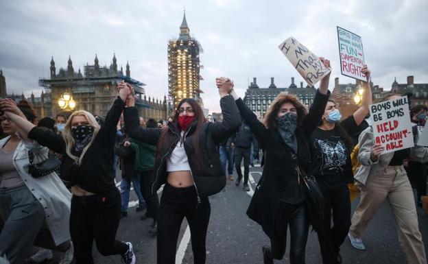 El Gobierno británico busca restringir las protestas en plena explosión de ira popular