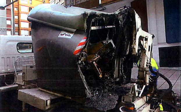 Cuatro detenidos en Santander por saltar encima de coches aparcados, romper retrovisores y quemar contenedores