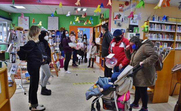 Un carné de biblioteca para cada recién nacido en Los Corrales