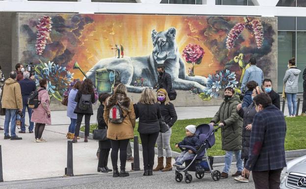 Tímido descenso de contagios y hospitalizados en Cantabria en medio del temor a una cuarta ola