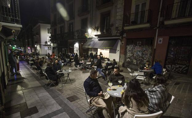 El toque de queda se retrasa desde hoy a las 23.00 horas