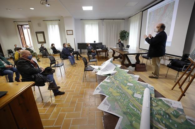 Los afectados por las obras del Saja trasladan sus quejas a la Confederación