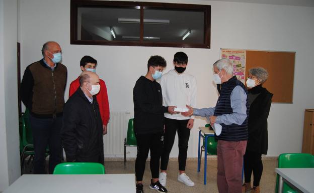 El instituto San Miguel de Meruelo entrega un donativo de 467 euros a Cáritas Santoña