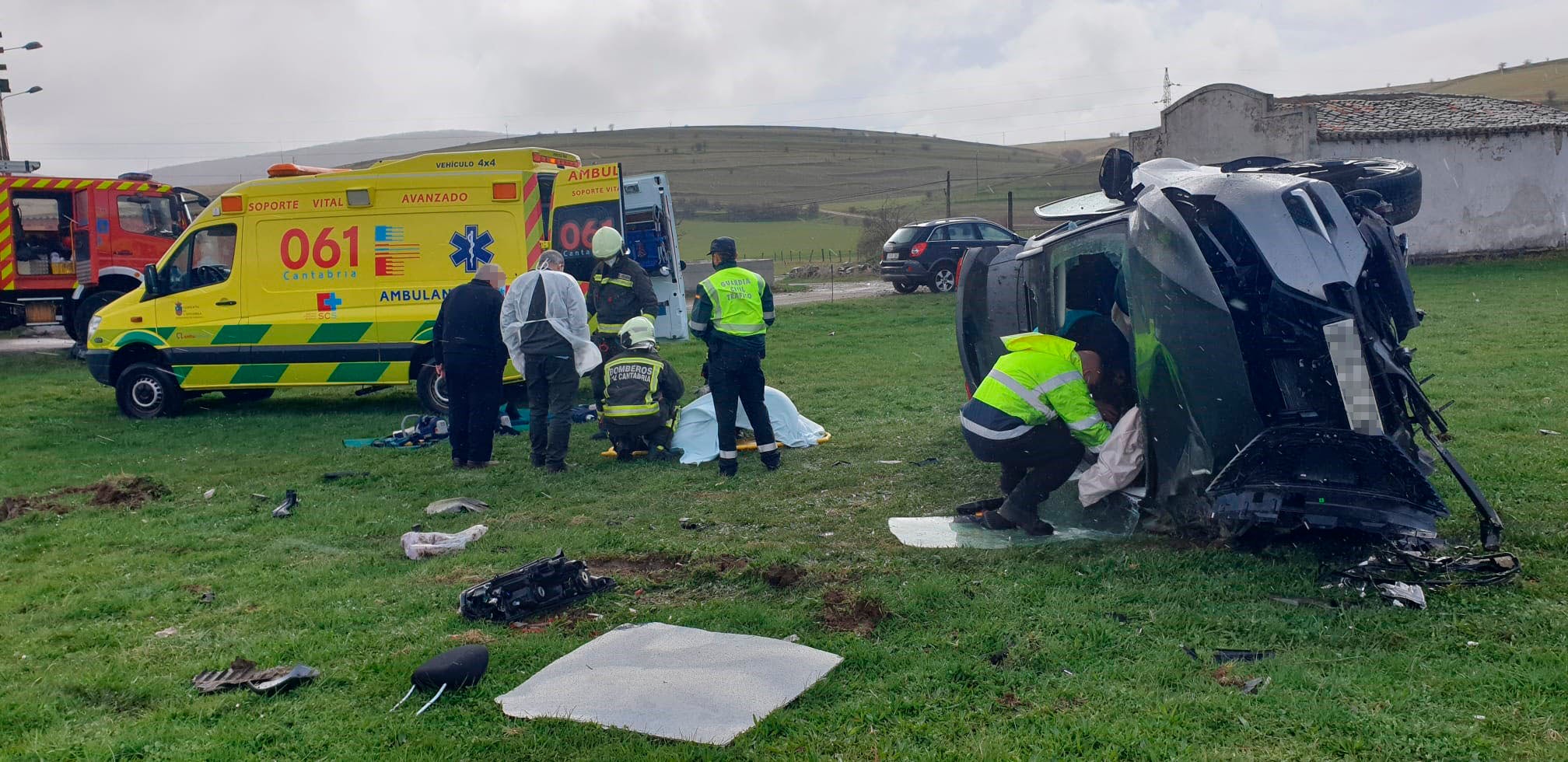 Dos heridos tras salirse con el coche de la carretera y volcar en Mataporquera