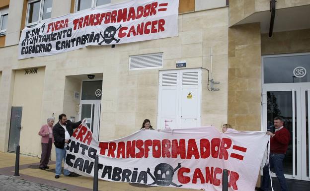 Viesgo retira el transformador de la calle Lasaga Larreta de Torrelavega tras «15 años de lucha» vecinal