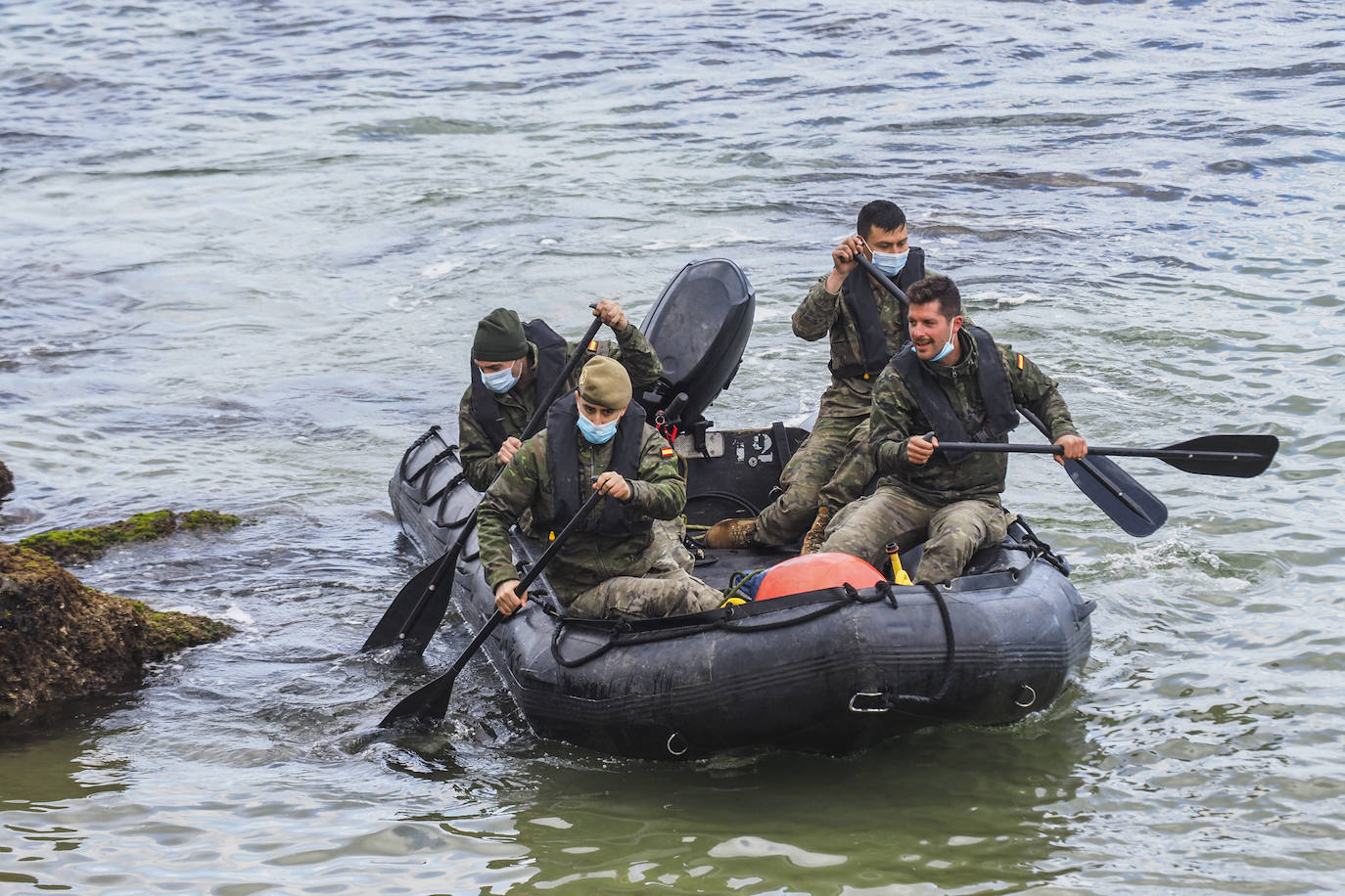 El Regimiento de Pontoneros Número 12 del Ejército de Tierra, de maniobras en Castro Urdiales