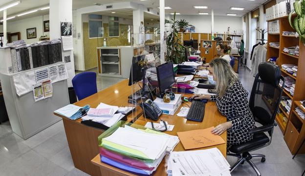 La relación de puestos de trabajo del personal municipal de Torrelavega continúa paralizada