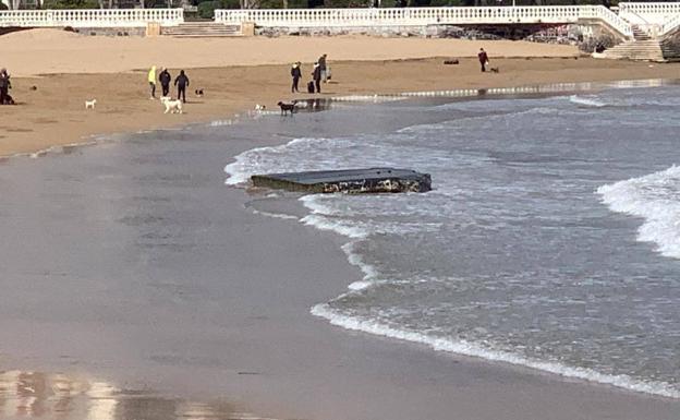 Trozos del puerto flotante instalado por el Ejército en Castro acaban encallados en la playa de Brazomar