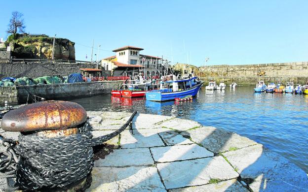 Polémica entre los pescadores y los dueños de barcos de recreo por los amarres en Comillas