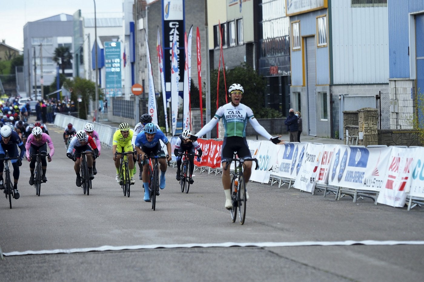 Los ciclistas vuelan bajo en el Gran Premio San José, donde López de Abetxuko se lleva el triunfo