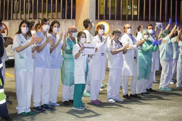 Los cántabros aprueban a los sanitarios y suspenden a los políticos en la pandemia