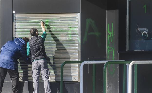 Pintadas contra la directiva del Racing en los Campos de Sport