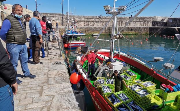 Los pescadores de Comillas se niegan a desplazarse y atracan frente a la lonja