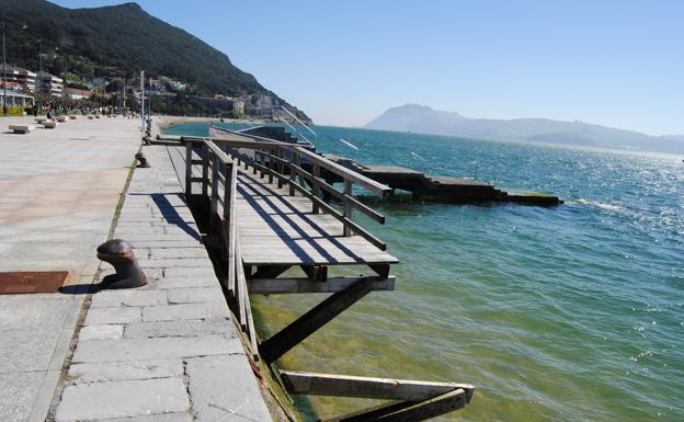 Santoña presenta al GAC el proyecto para construir una escalera plegable en la zona del embarcadero