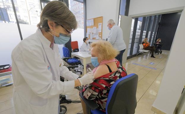 Cantabria tarda trece semanas en vacunar con las dos dosis al 6,3% de la población