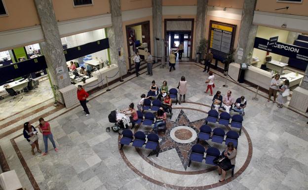 Los funcionarios que antes eran personal laboral han de cobrar los trienios de su anterior categoría, según la Justicia