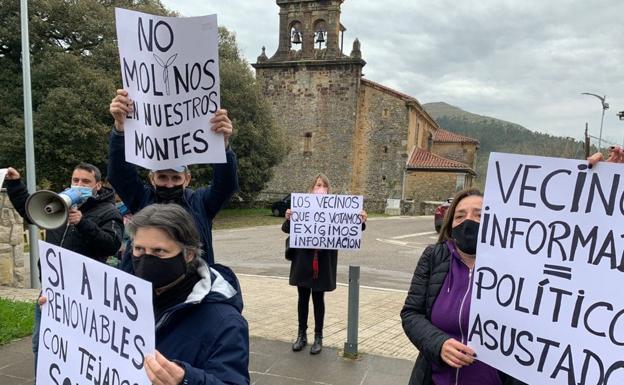 Riotuerto debate sobre los eólicos entre protestas y cacerolada vecinal