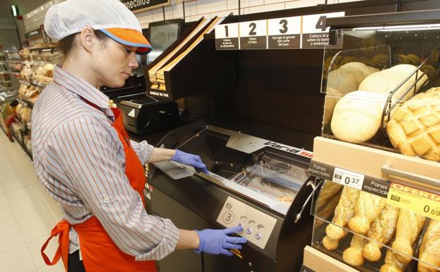 Calentar o cocer pan congelado en el horno no te convierte en panadero, según el Supremo