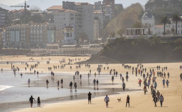 El buen tiempo llena playas y terrazas antes del puente de Semana Santa