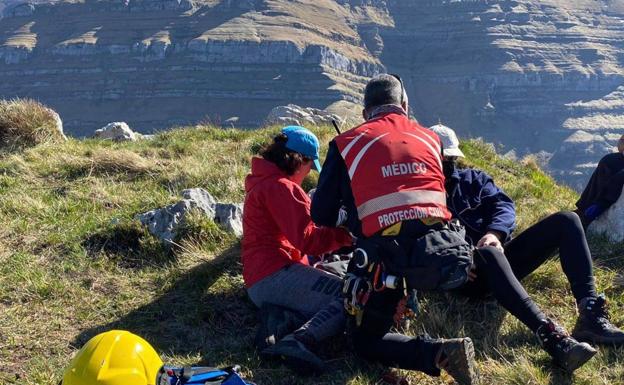 Dos senderistas rescatados en helicóptero en el Pico Porracolina, en Ruesga