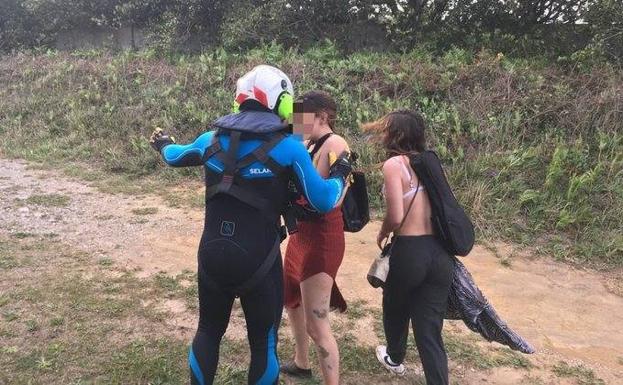 Sacan en helicóptero a dos chicas atrapadas por la marea en la playa de Covachos