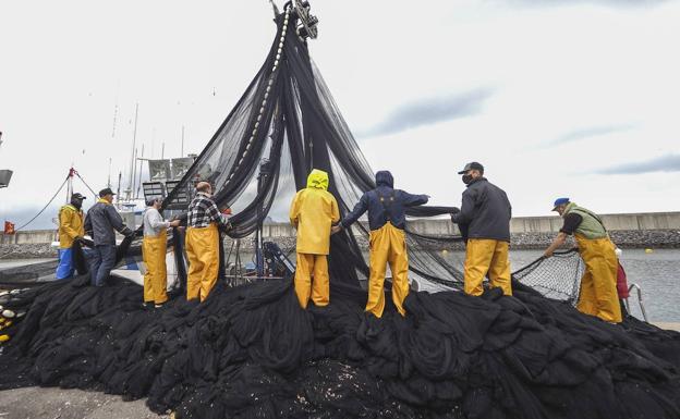 Las cofradías de Cantabria exigen el cese del consejero de Sanidad por no haber vacunado todavía a los pescadores