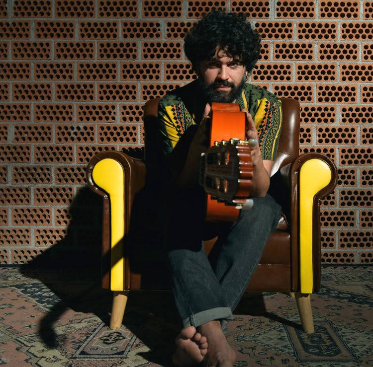 Chiki Lora más íntimo y personal que nunca en 'Volare'