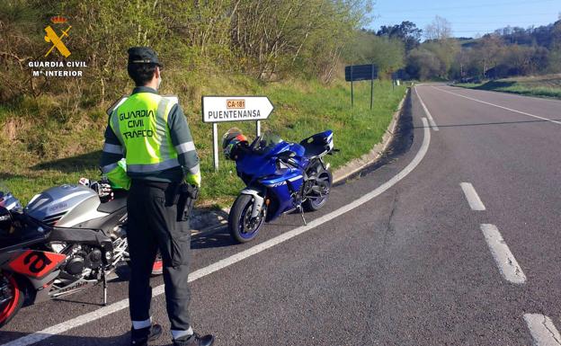 La Guardia Civil echa el alto a dos motoristas que circulaban a casi 200 km/h por una carretera regional