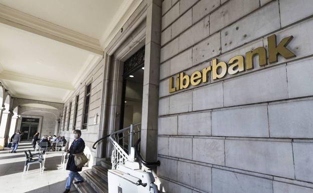 Los accionistas de Unicaja y Liberbank dan 'luz verde' a su fusión