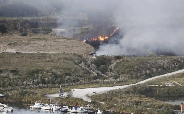 Aparatoso incendio de plumeros en las canteras de Cuchía