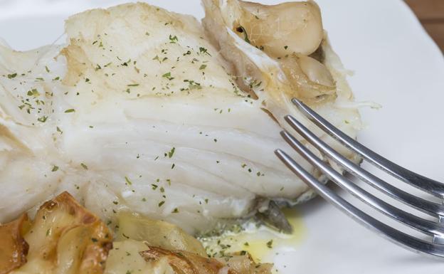 Hoy hacemos una rica tortilla de bacalao y un plato de bacalao al horno con patatas panaderas