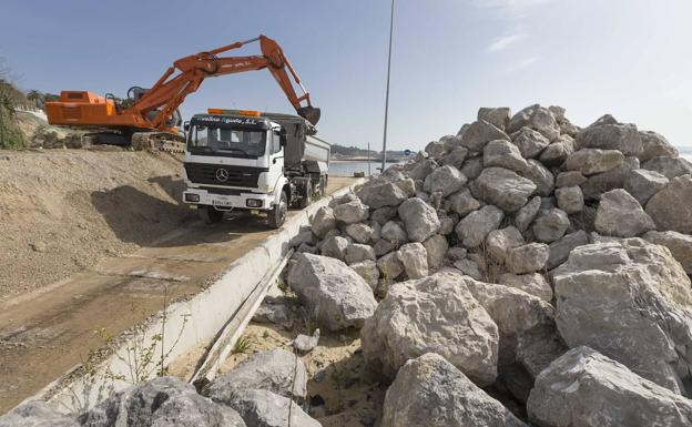 El PP acusa a los socialistas de «coartar la libertad de expresión» con su postura con los espigones de La Magdalena