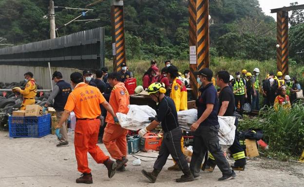 Más de medio centenar de muertos al descarrilar un tren en Taiwán