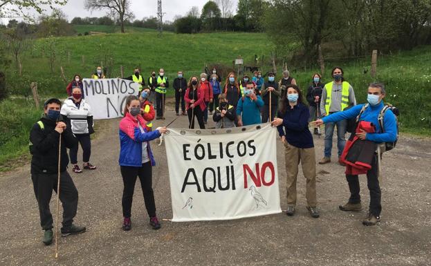 Los vecinos de Riotuerto marchan contra los molinos de Garma Blanca