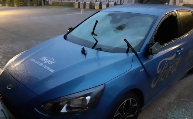 Destrozan el coche de la Policía Local de Comillas por segunda vez en una semana