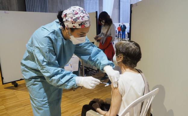 Sanidad culmina su primer ensayo en el 'vacunódromo' del Palacio de Congresos