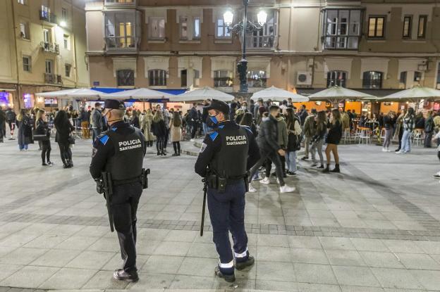 Cantabria sigue rozando la incidencia de covid que llevará a Sanidad a recuperar restricciones