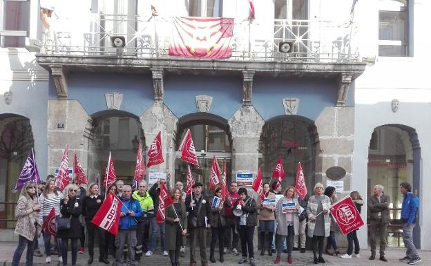 Los sindicatos afirman que la plantilla municipal de Astillero pierde «un 30% de efectivos» al año