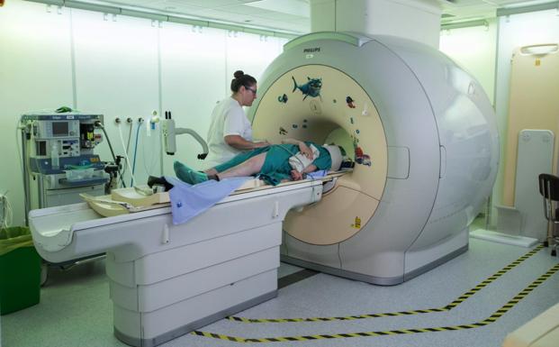 Las resonancias magnéticas por la noche descargan la lista de espera de Valdecilla
