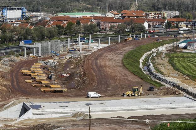 Fomento ejecuta las obras del nudo de Torrelavega «sin ningún retraso»