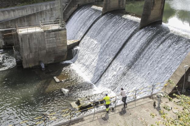 Las obras de dragado de la presa de abastecimiento a Torrelavega costarán 1,8 millones